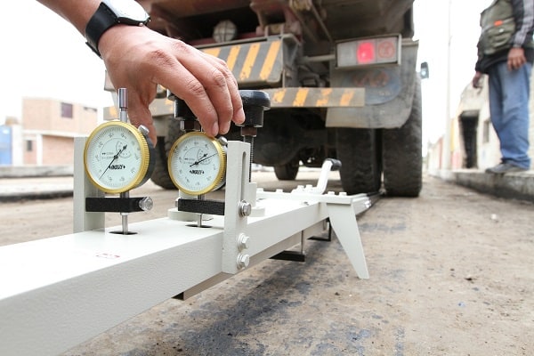 Aplican pruebas de resistencia a superficie vial de Av Villareal
