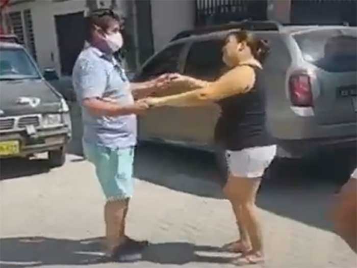 Fiesta en la calle, en pleno toque de queda