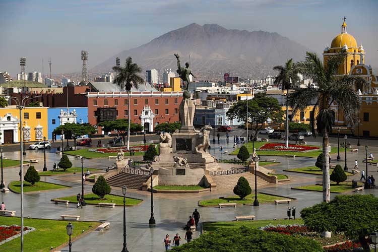 Plaza De Armas De Trujillo Está Sin Ambulantes – Trujillo Informa